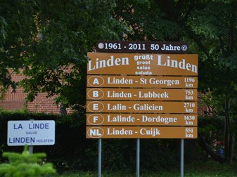 Schild mit Aufschrift "Linden grüßt Linden"