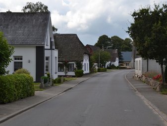 Straße mit weißen Häusern