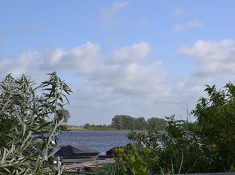 die Eider mit bedeckten angelegten Booten
