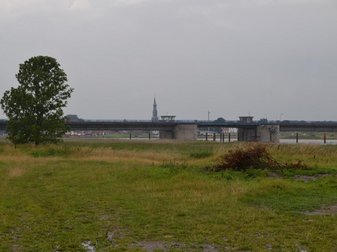 lange Brücke mit Kirchturm im Hintergrund