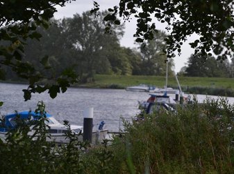 die Eider mit Bootsanlegern